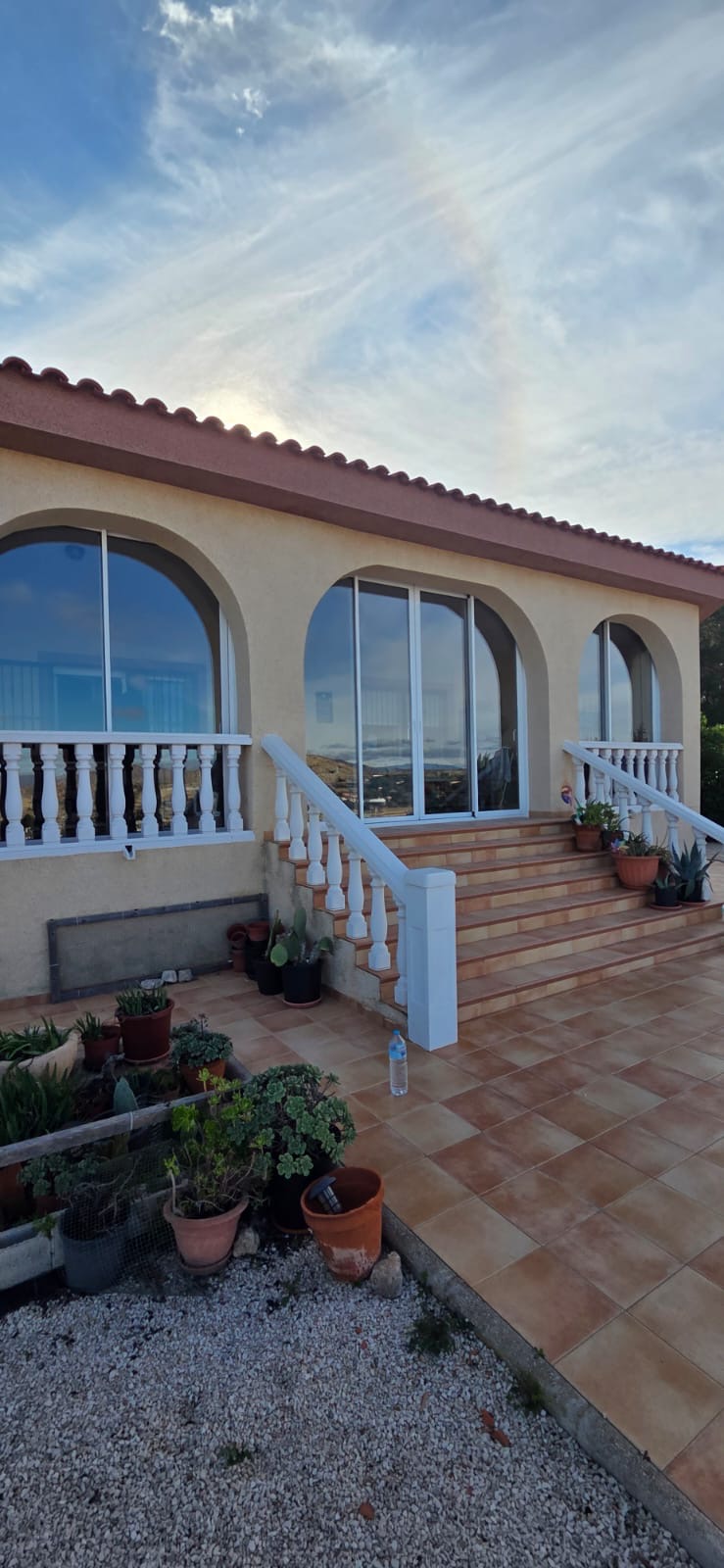 Cerramiento de Aluminio en Vivienda en Aspe | Ventanas Correderas en Fachada con Arcos